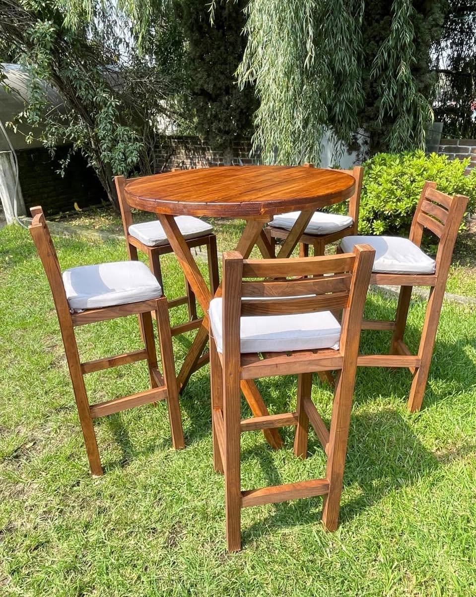 Sillas de madera en exterior