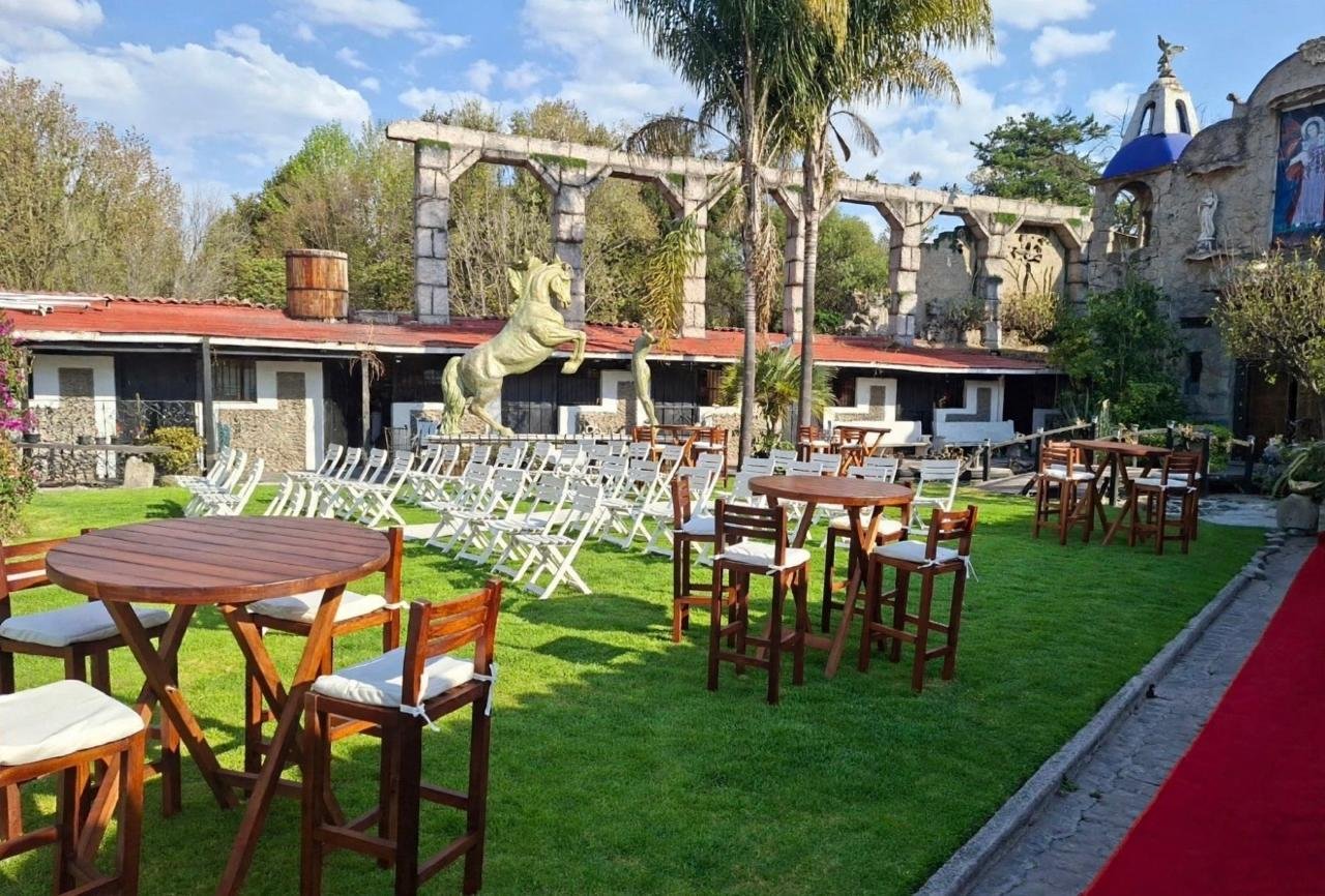 Montaje de mesa de madera para eventos